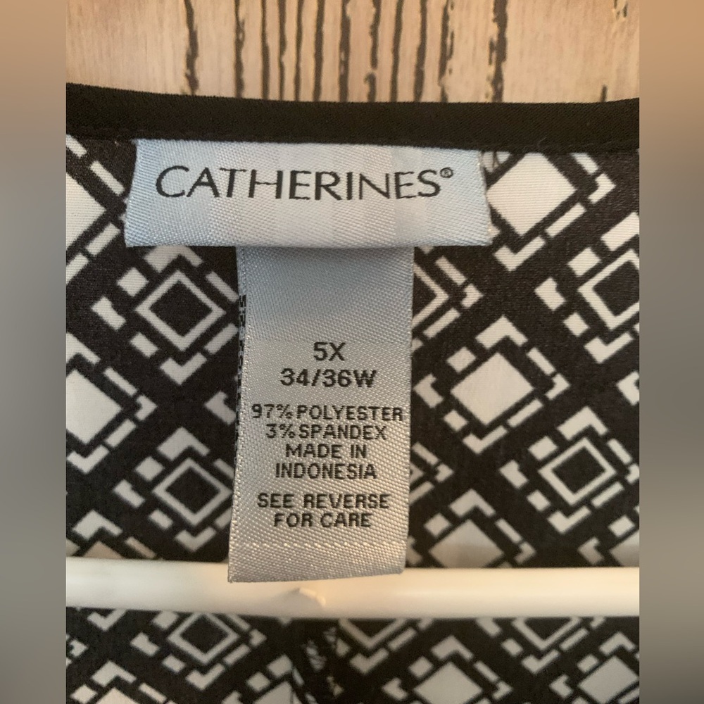 Cathrine’s Black and White Geometric Tunic Top with Roll-up Button Sleeve - Picture 4 of 7